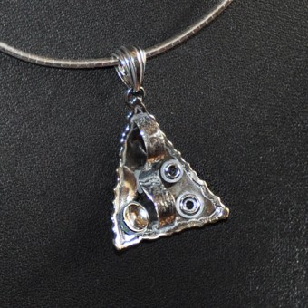 СРЕБЪРЕН МЕДАЛЬОН – ТРИЪГЪЛНА ФОРМА